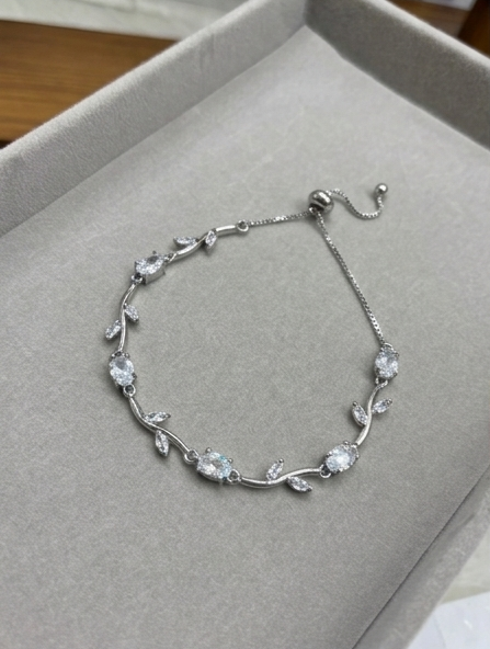 2026/06/1000361195.png Tulip Slider Bracelet - Crystal Silver - Image 1