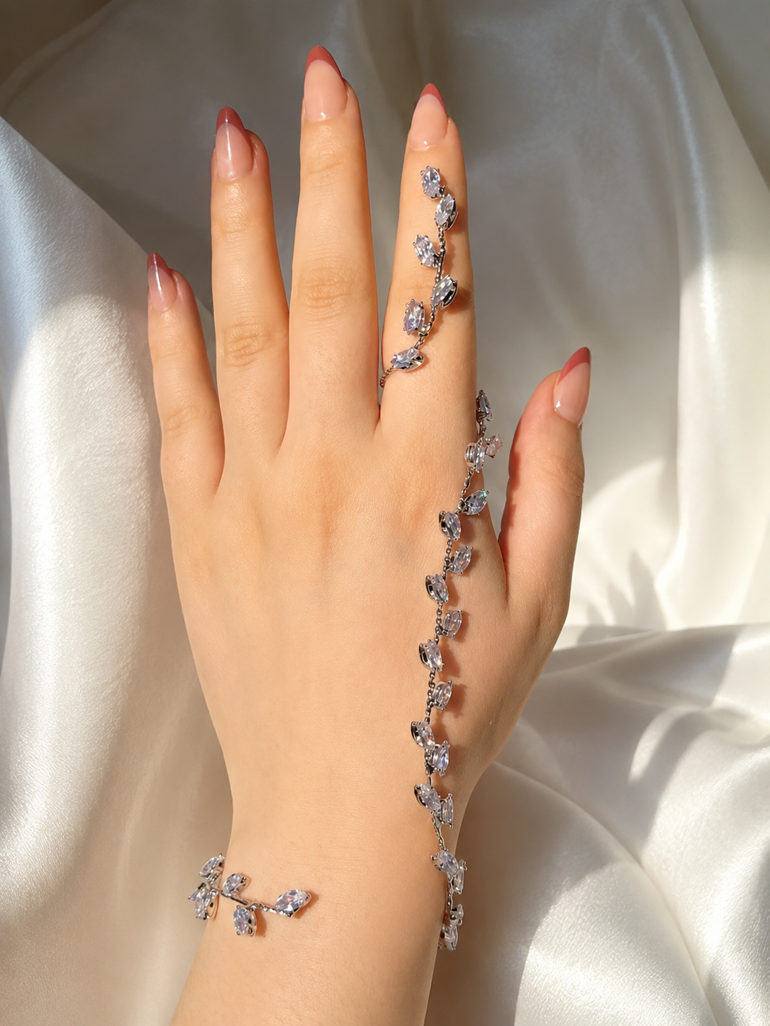 889c53e4-018e-4168-baab-7387c3d4b92b Silver hand chain - Image 1